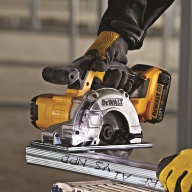 Пила дисковая аккумуляторная DeWALT DCS373N 1514736 фото