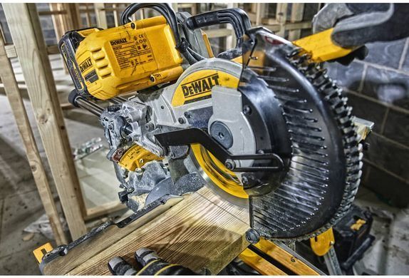 Пила торцювальна акумуляторна безщіткова DeWALT DCS727N 1514829 фото
