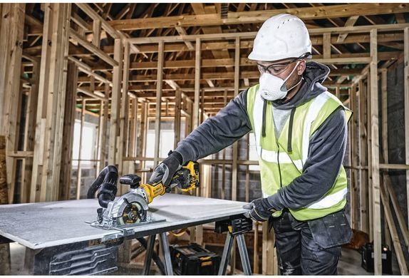Пила дисковая безщеточная аккумуляторная компактная DeWALT DCS571NT 1514753 фото