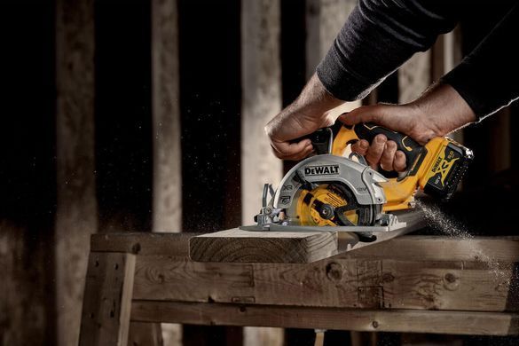 Пила дисковая аккумуляторная бесщеточная DeWALT DCS512NT 1514741 фото