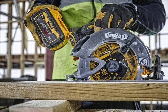 Пила дисковая аккумуляторная DeWALT DCS578NT 1514759 фото