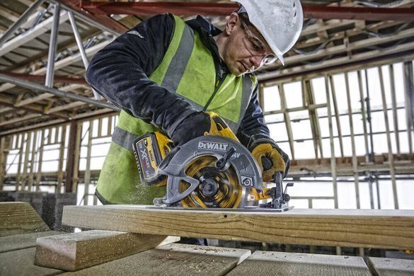 Пила дисковая аккумуляторная DeWALT DCS578NT 1514759 фото